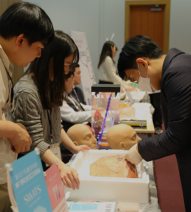 Hands-on lifting training with anatomical models